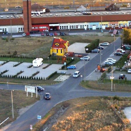 Hotel Rozsa Csarda Bungalow & Caravan Park Hegyeshalom Eksteriør billede