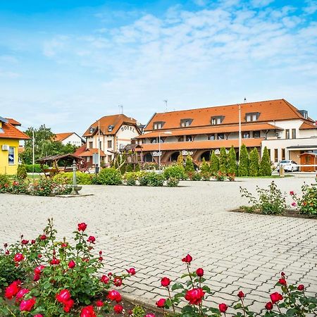 Hotel Rozsa Csarda Bungalow & Caravan Park Hegyeshalom Eksteriør billede