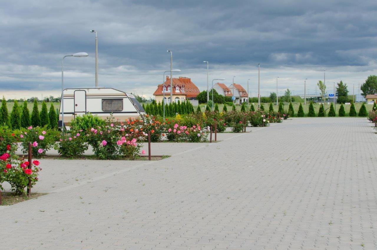 Hotel Rozsa Csarda Bungalow & Caravan Park Hegyeshalom Eksteriør billede