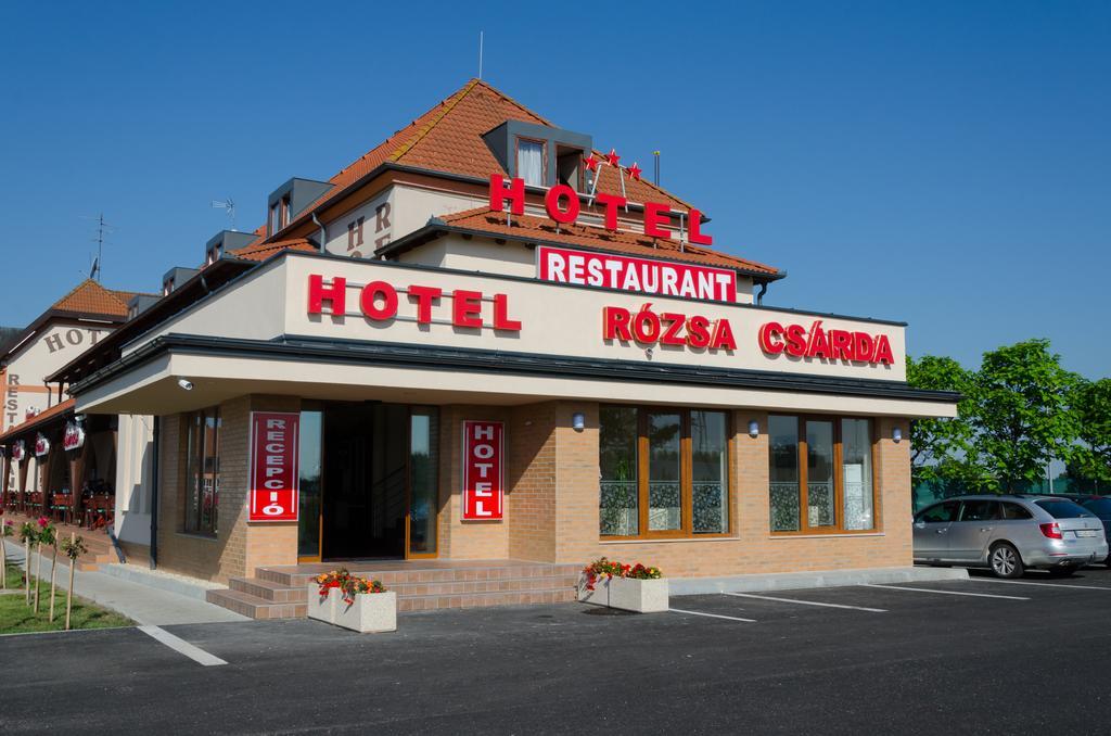 Hotel Rozsa Csarda Bungalow & Caravan Park Hegyeshalom Eksteriør billede