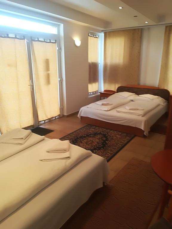 Hotel Rozsa Csarda Bungalow & Caravan Park Hegyeshalom Eksteriør billede