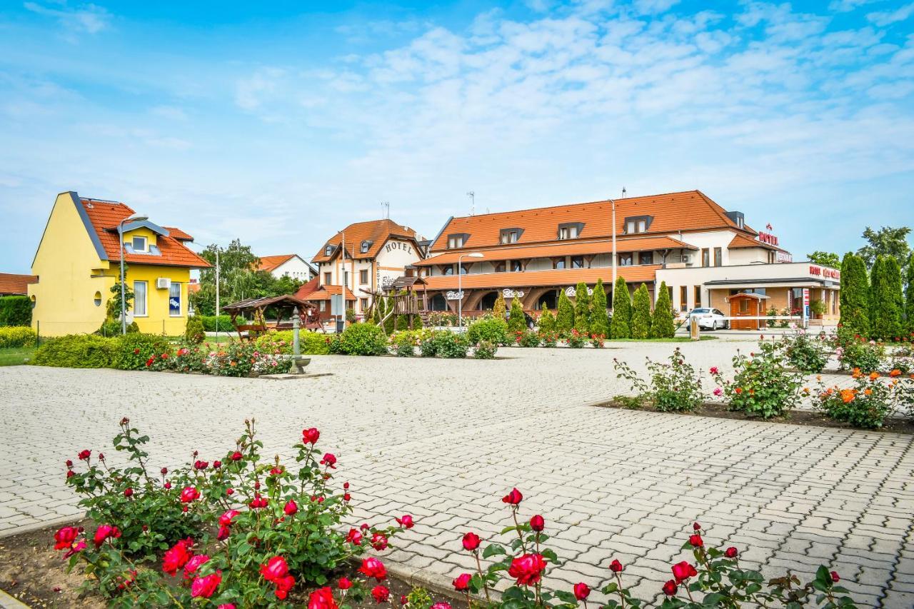 Hotel Rozsa Csarda Bungalow & Caravan Park Hegyeshalom Eksteriør billede